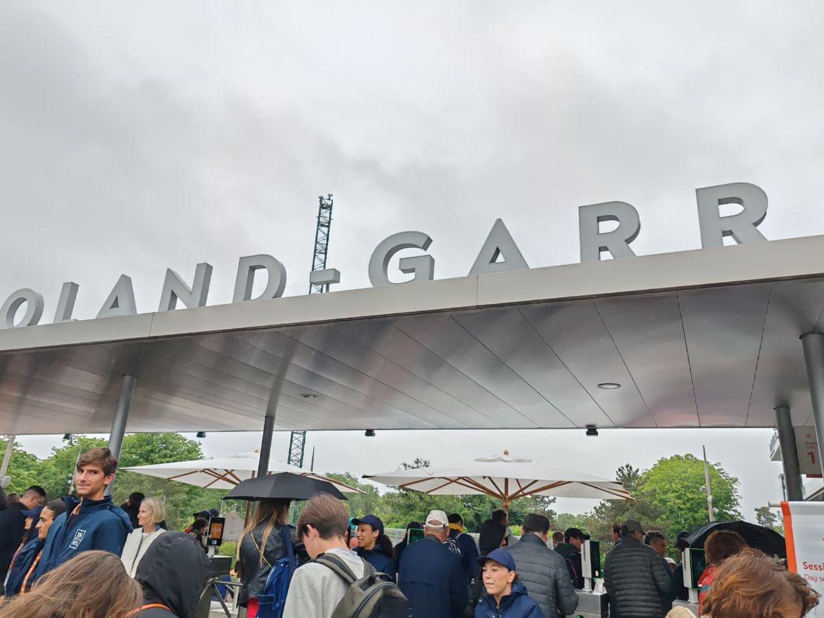 El letrero de Roland Garros sobre la entrada principal