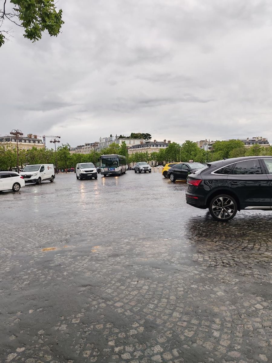 Calle de París mojada después de la lluvia