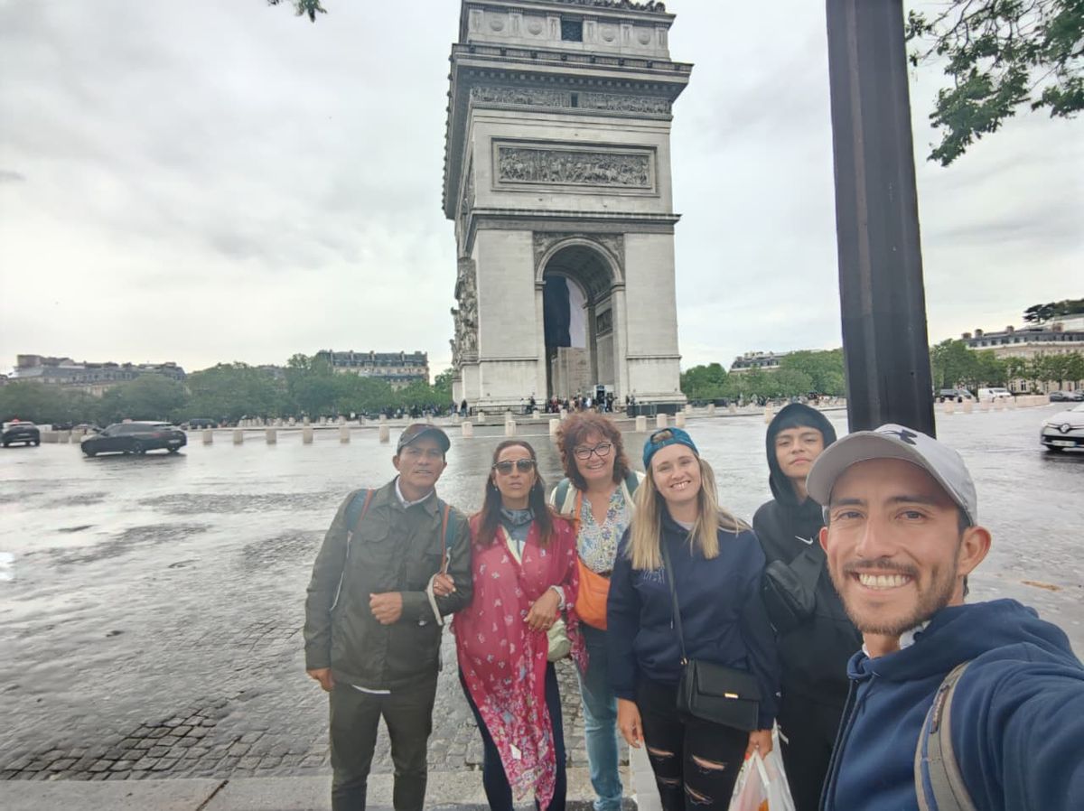 Selfie del grupo frente al Arco del Triunfo