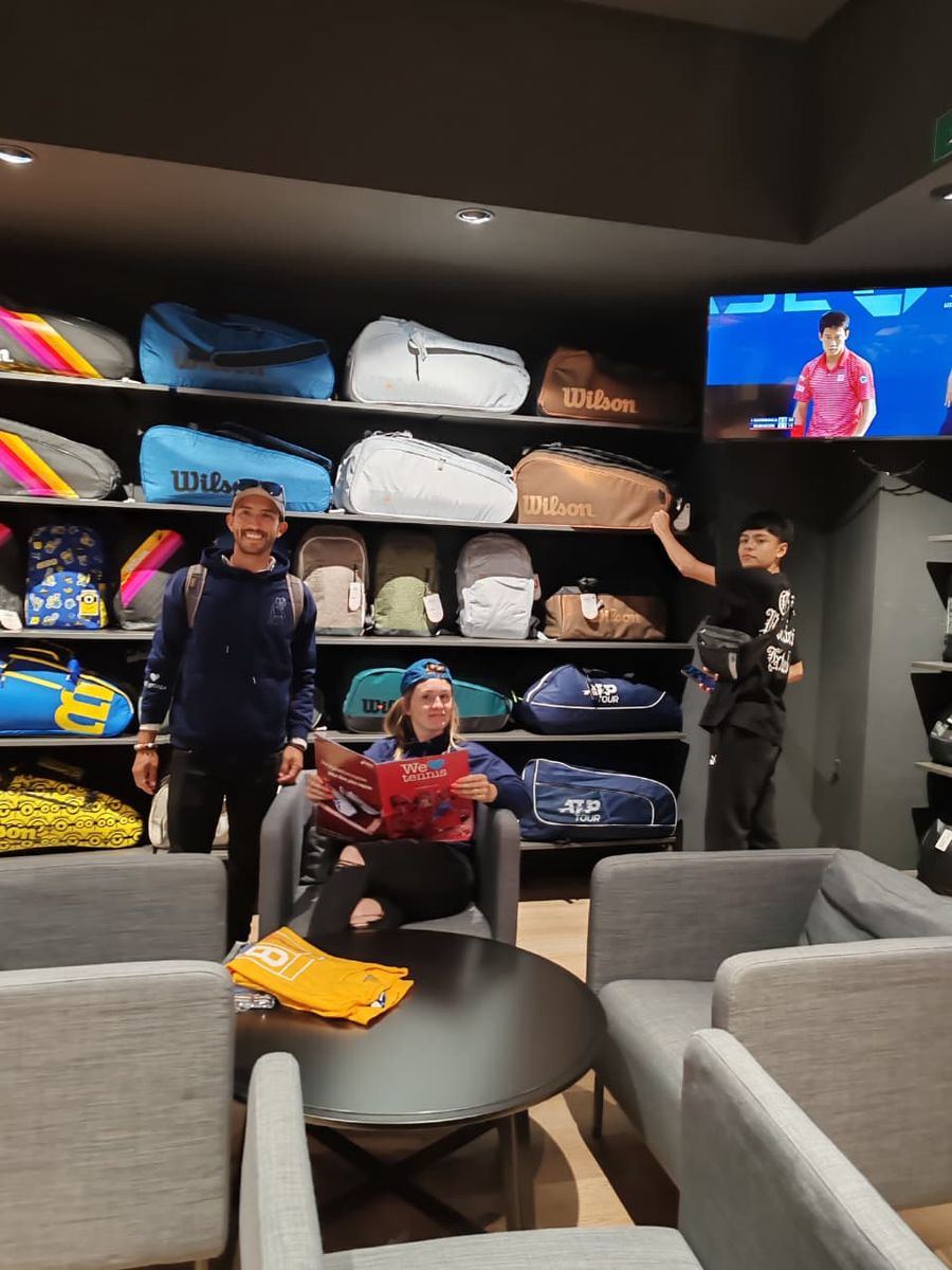 Zona de descanso de la tienda, con raquetas y maletines