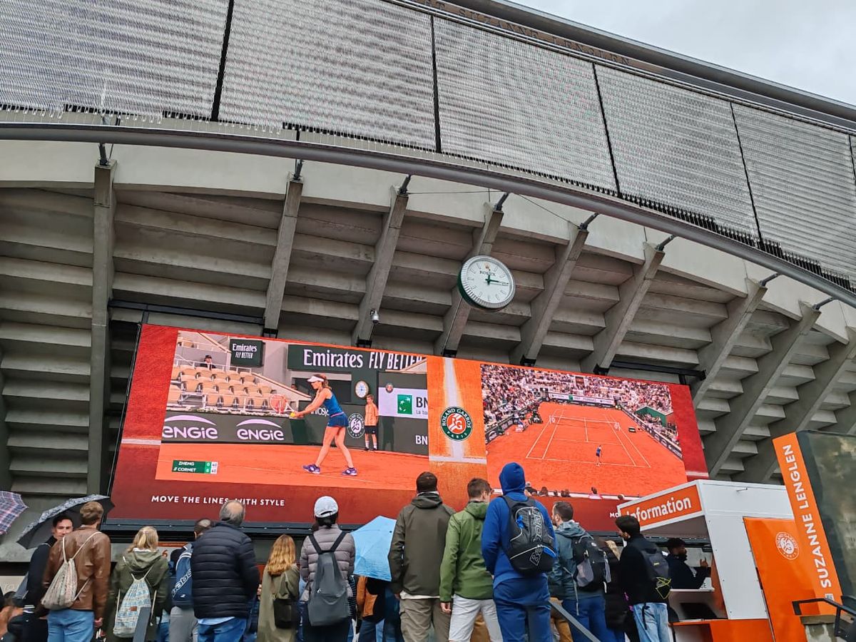 Pantalla exterior del estadio con un partido en curso