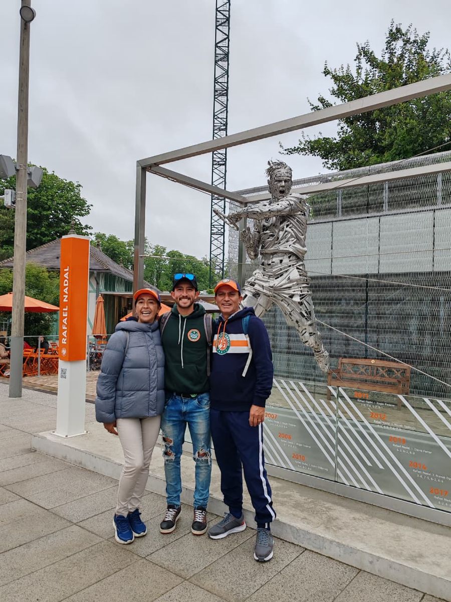 Tres del grupo frente a la escultura del tenista