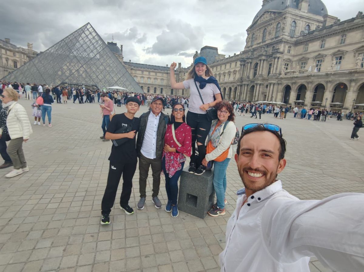Selfie del grupo frente a la pirámide del Louvre
