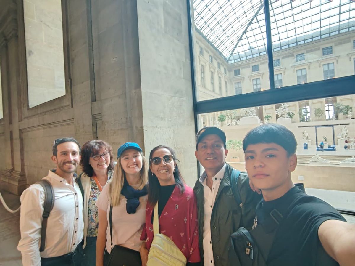 El grupo reunido bajo la claraboya del Louvre