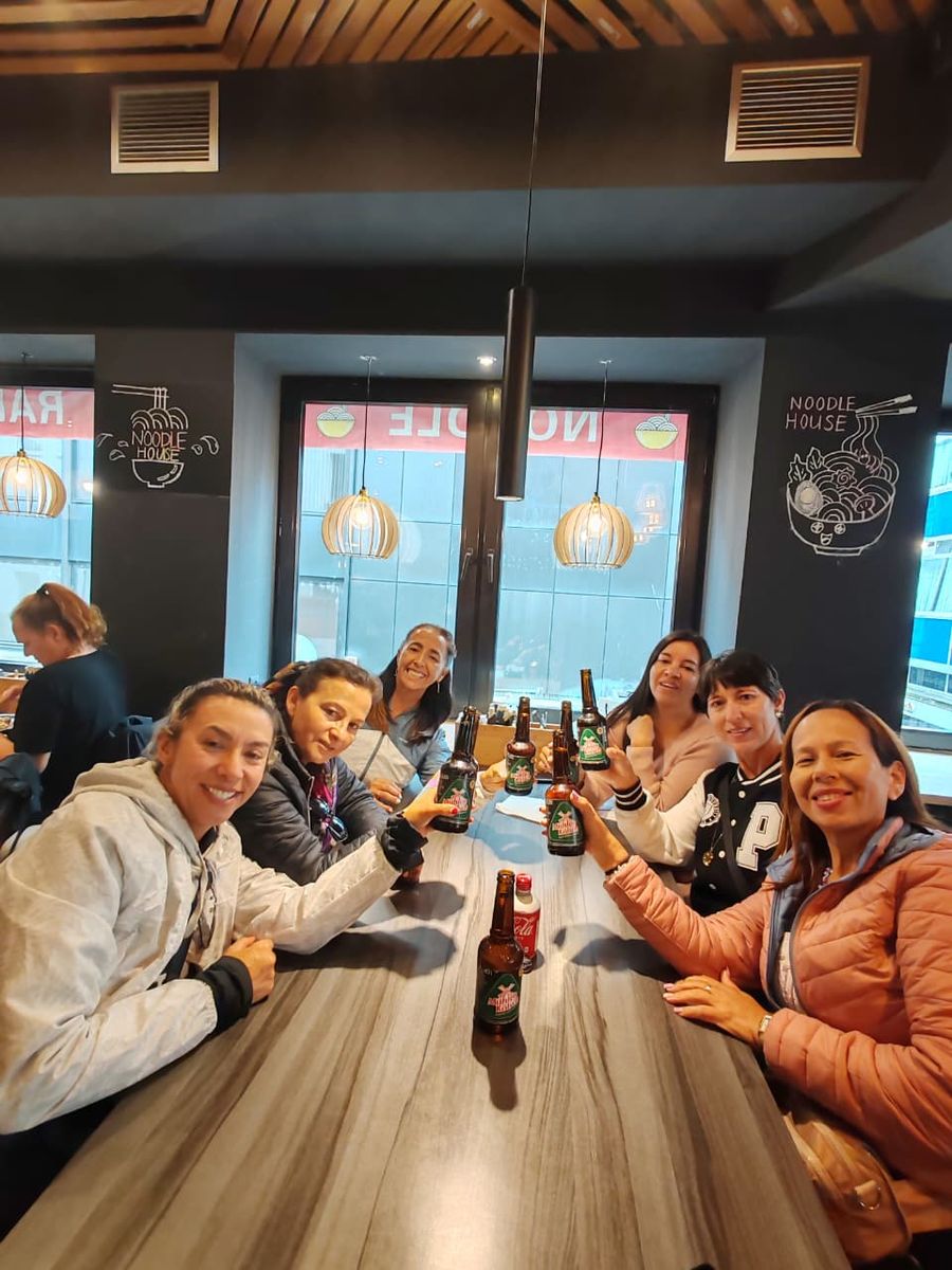 El grupo compartiendo en un restaurante de París