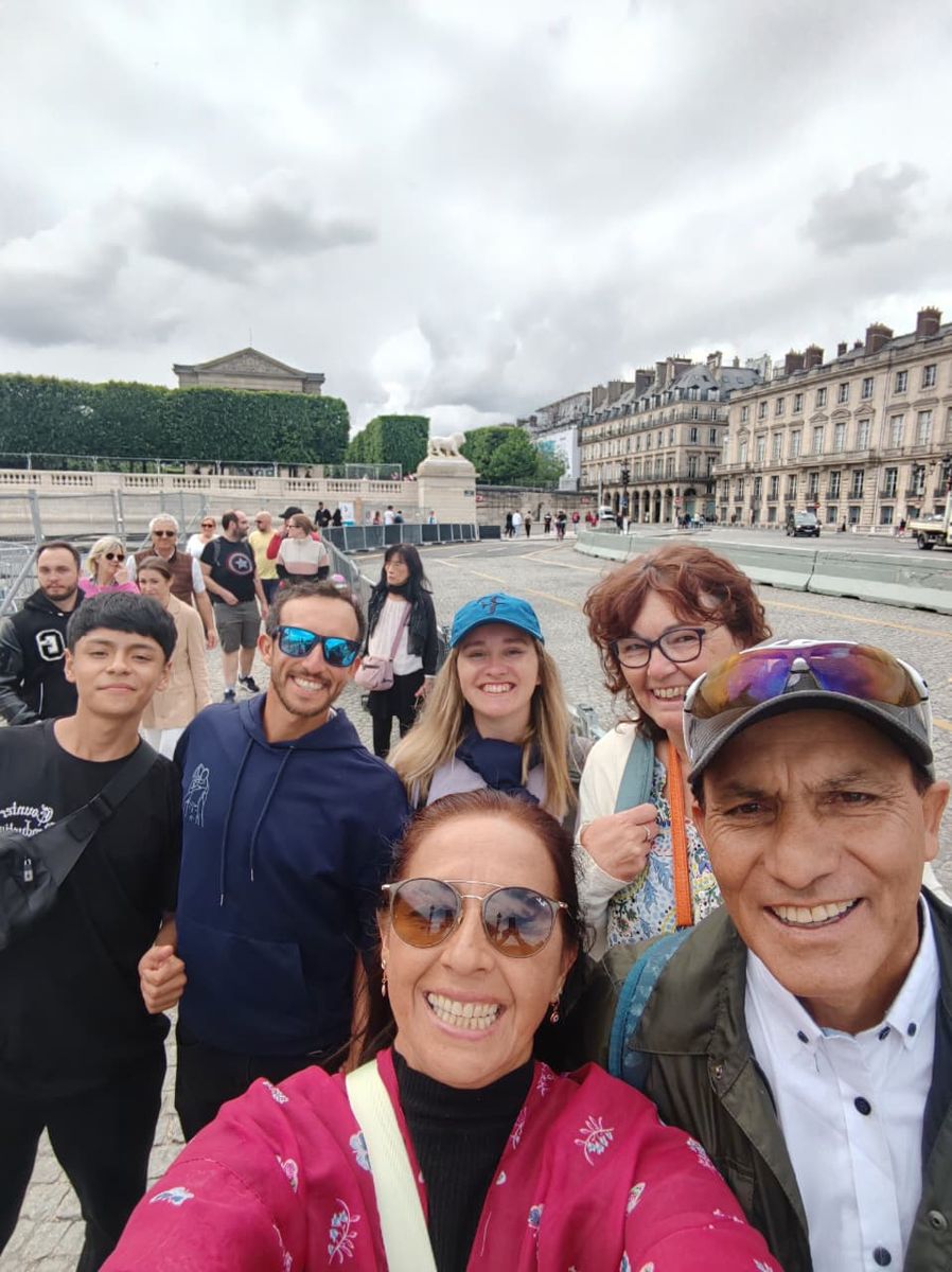 Selfie del grupo caminando por París