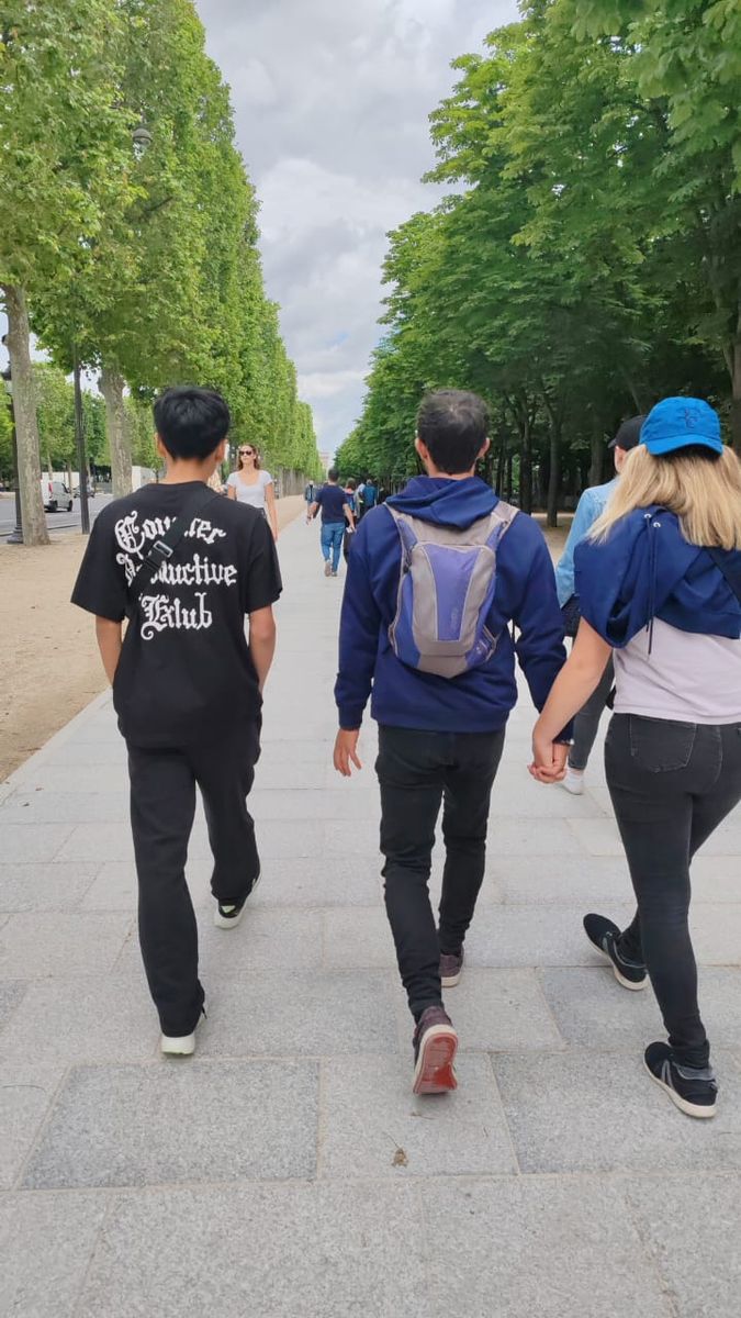 Tres del grupo caminando por los Campos Elíseos
