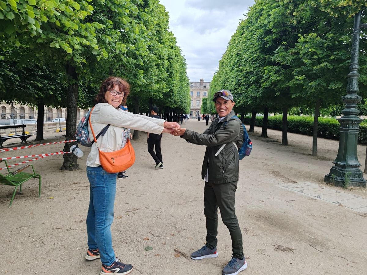 Dos del grupo en los jardines de las Tullerías