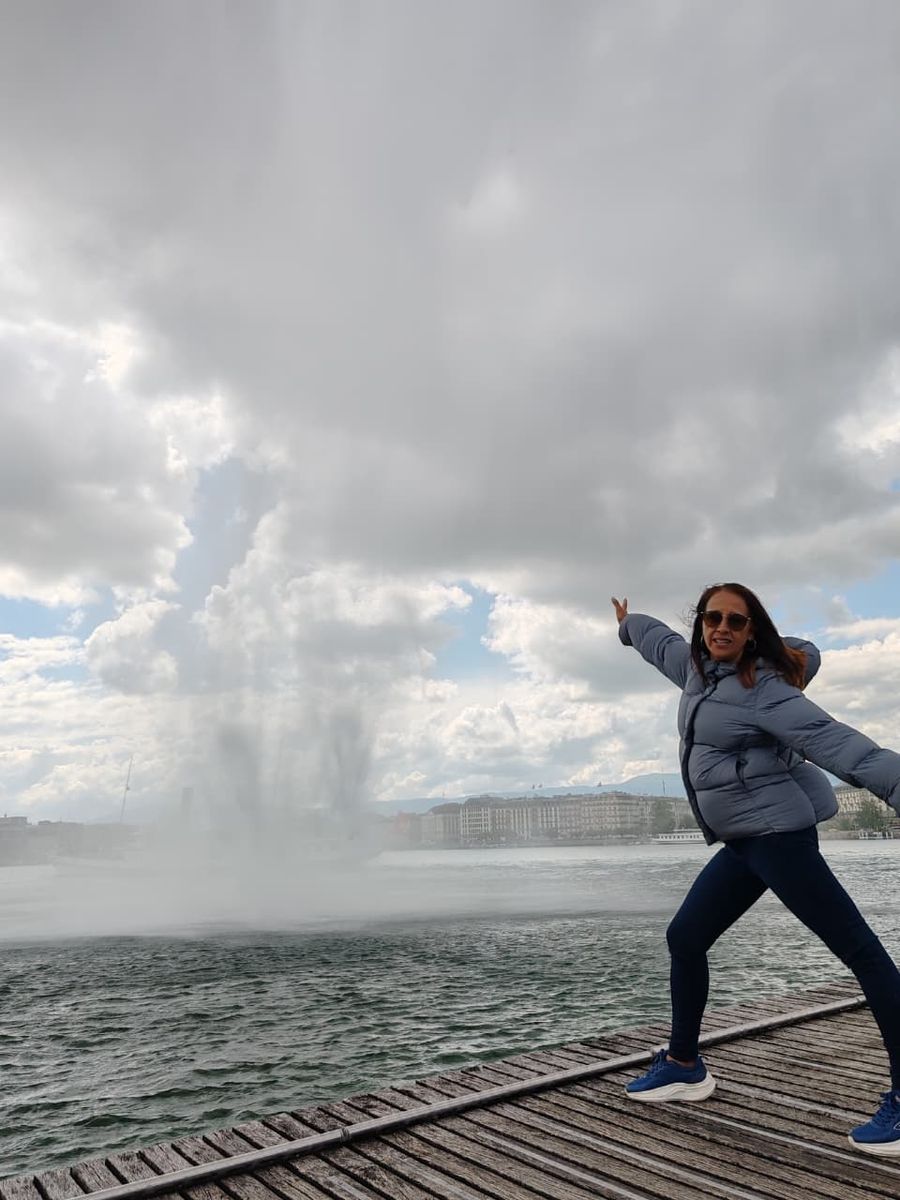 Mujer del grupo junto al chorro de agua del lago