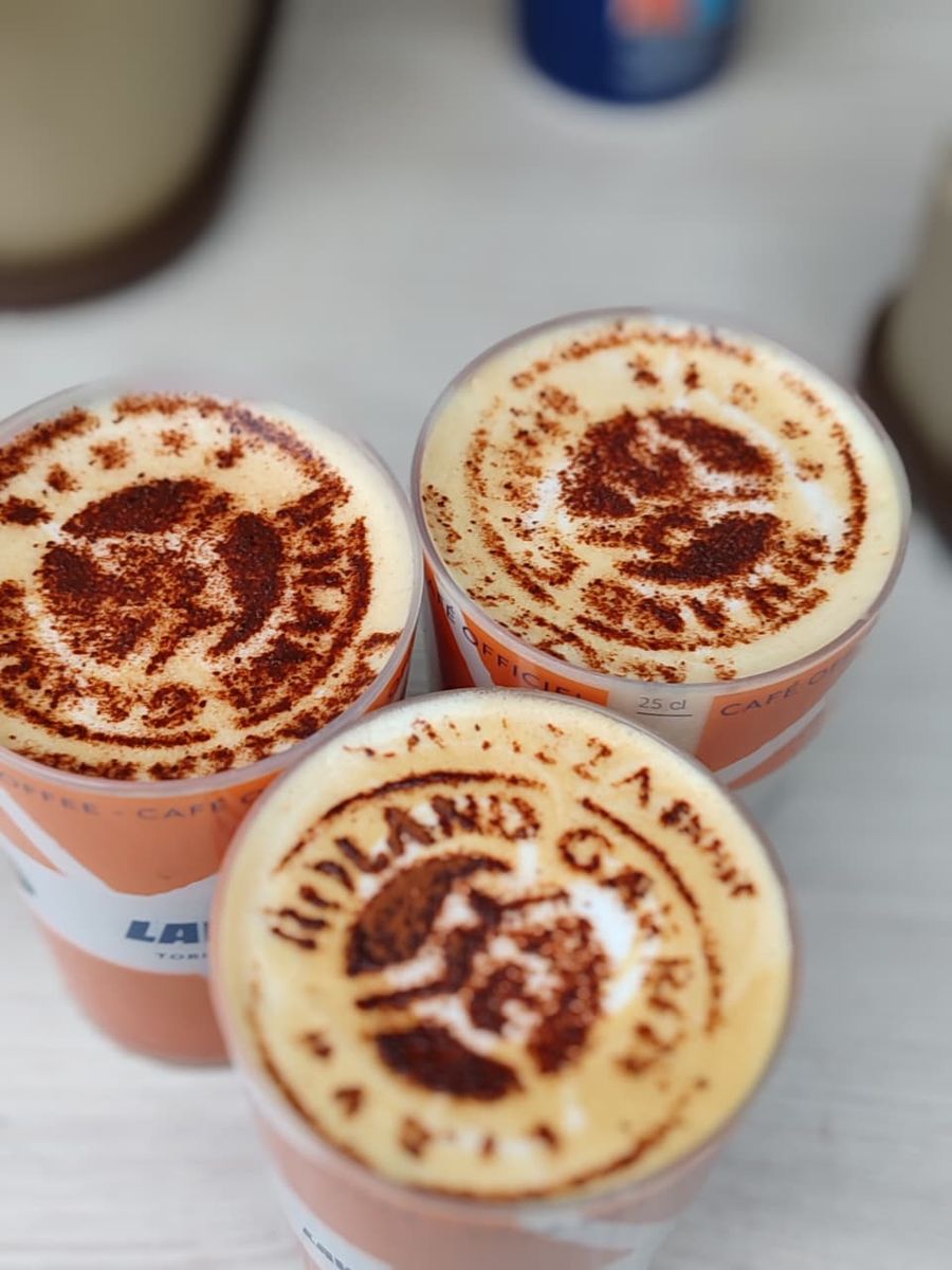 Capuchinos con el logo de Roland Garros dibujado en la espuma