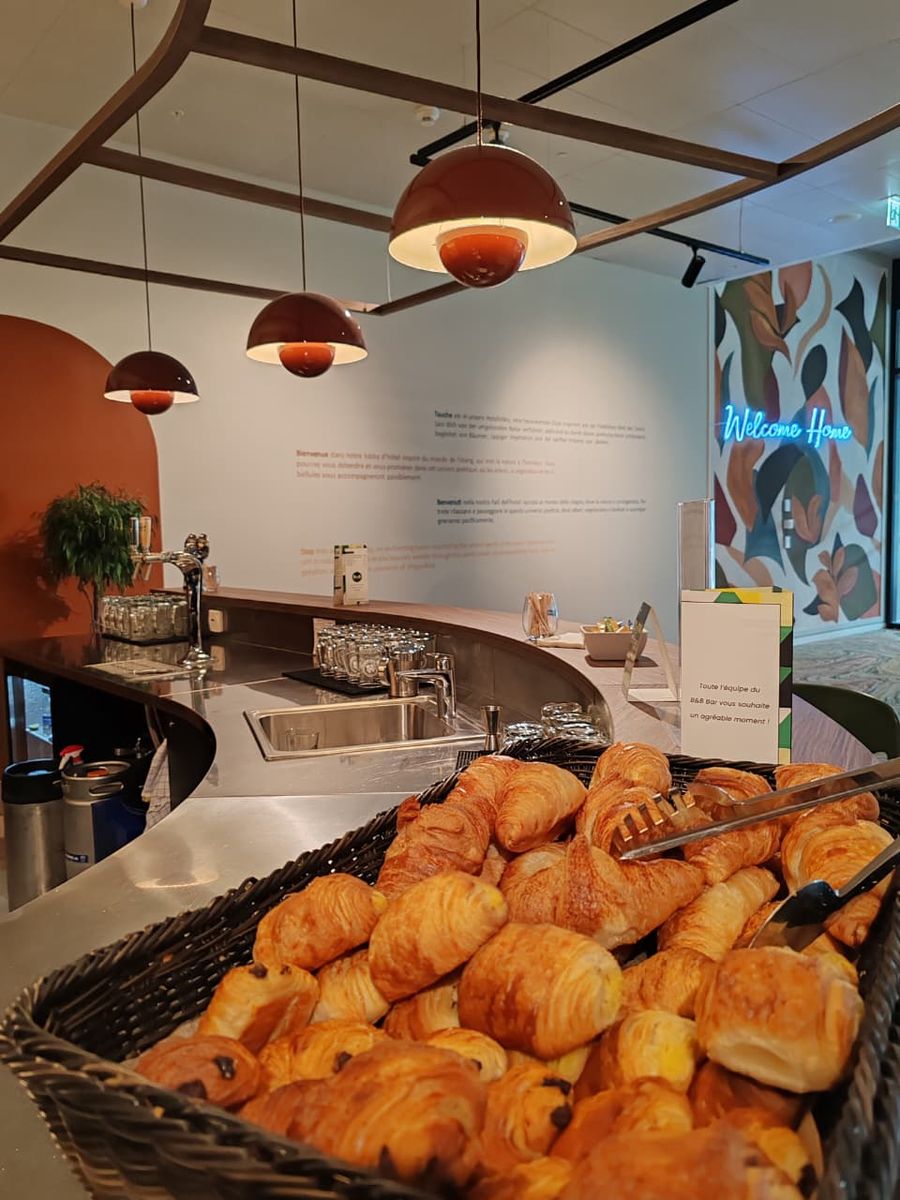 Canasta de croissants en el desayuno del hotel