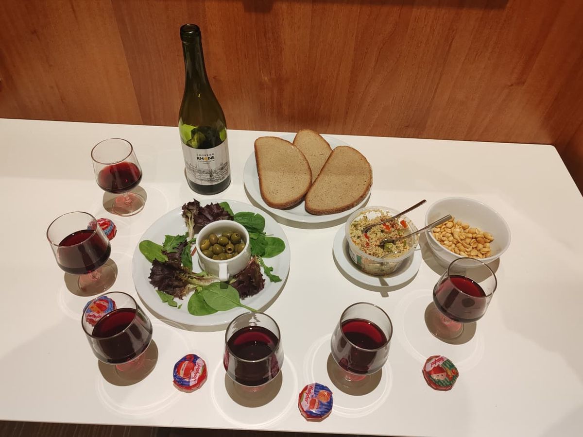 Tabla de vinos y pasabocas en la cata
