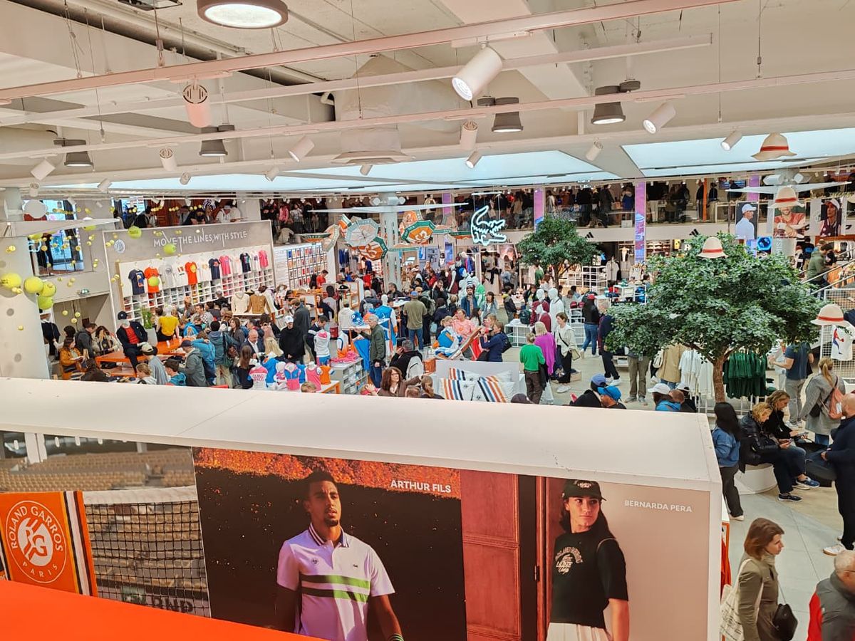 La tienda oficial del torneo llena de gente