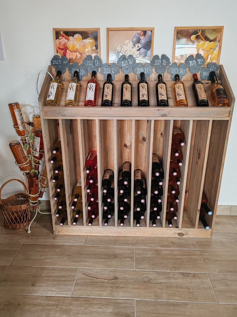 Estante con las botellas de la bodega