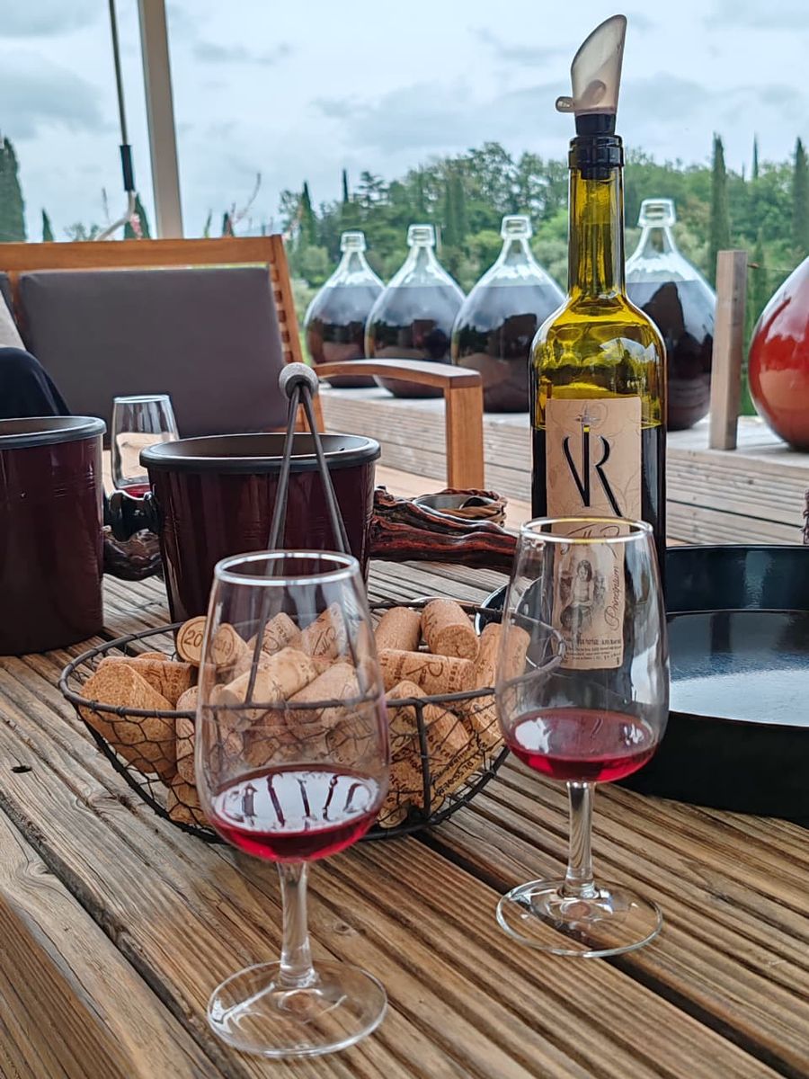 Copas de vino servidas en la terraza del viñedo