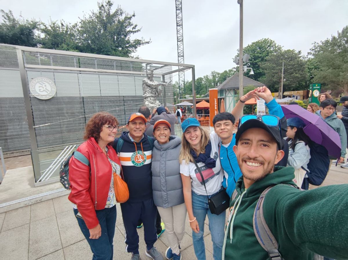 Selfie del grupo a la entrada del complejo de Roland Garros