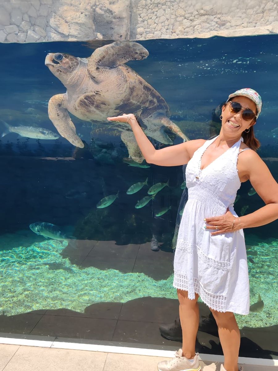 Mujer del grupo frente al acuario de las tortugas
