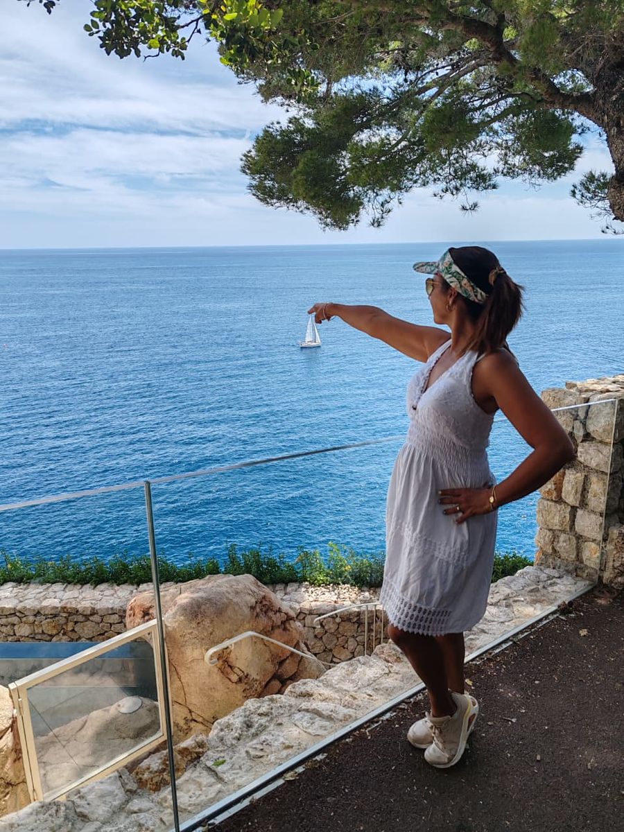 Mujer del grupo en el mirador sobre el Mediterráneo