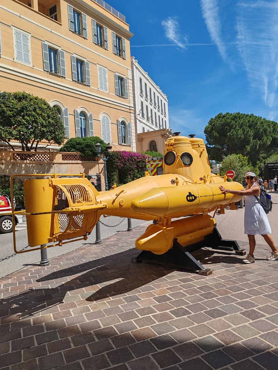 Submarino amarillo a la entrada del museo oceanográfico