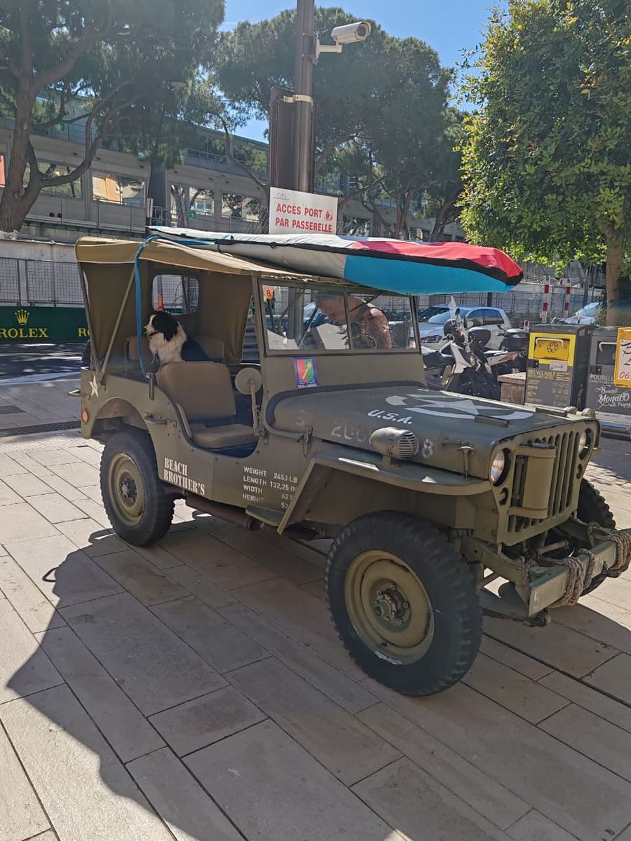 Jeep militar del cambio de guardia en Mónaco