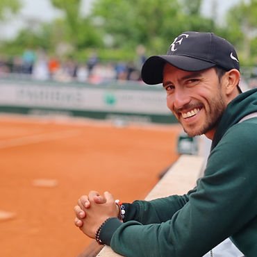 Entrenador de la escuela en la cancha