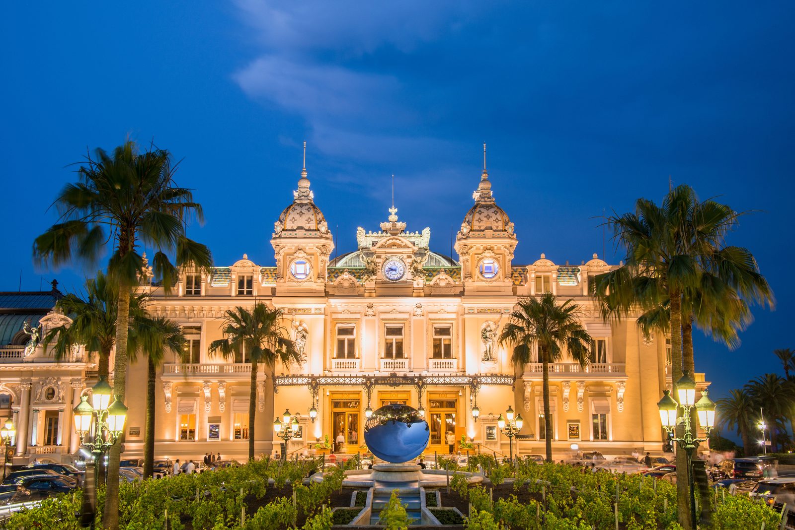 El casino de Montecarlo iluminado de noche