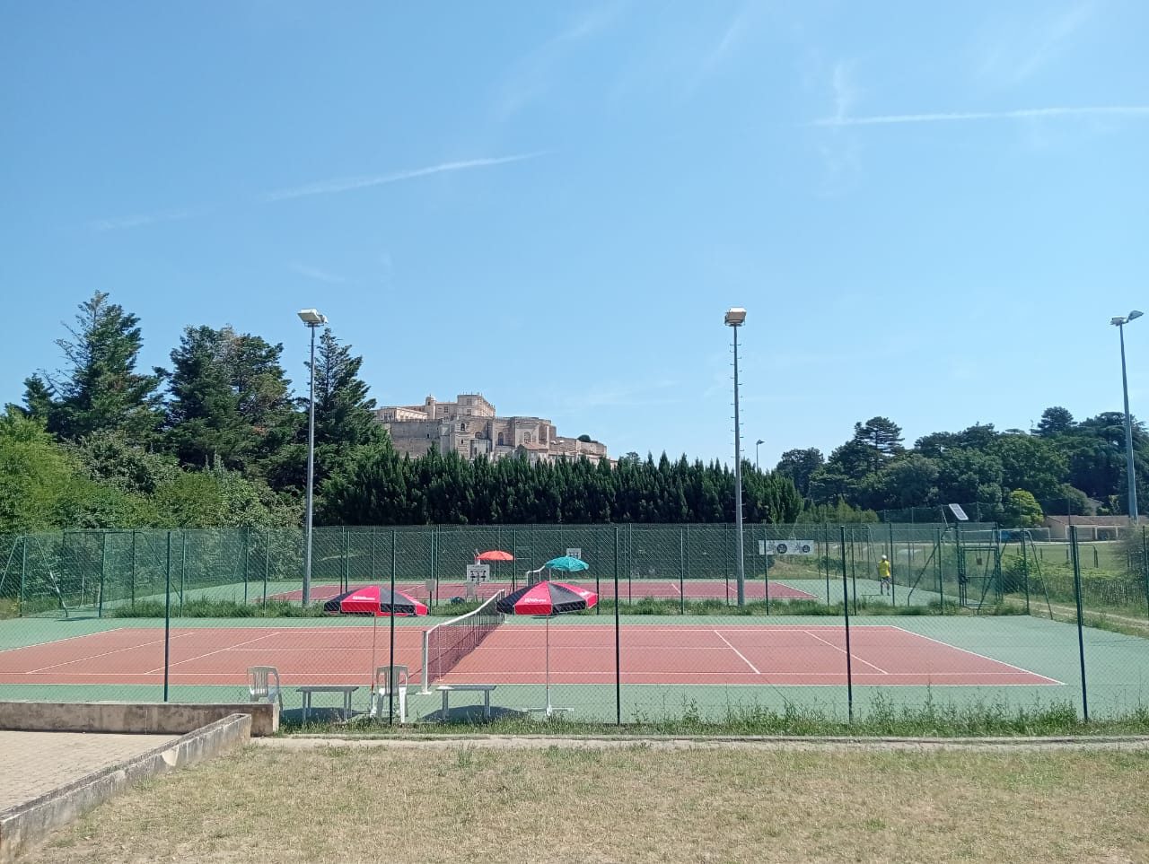 Las canchas del club de tenis en el Beaujolais