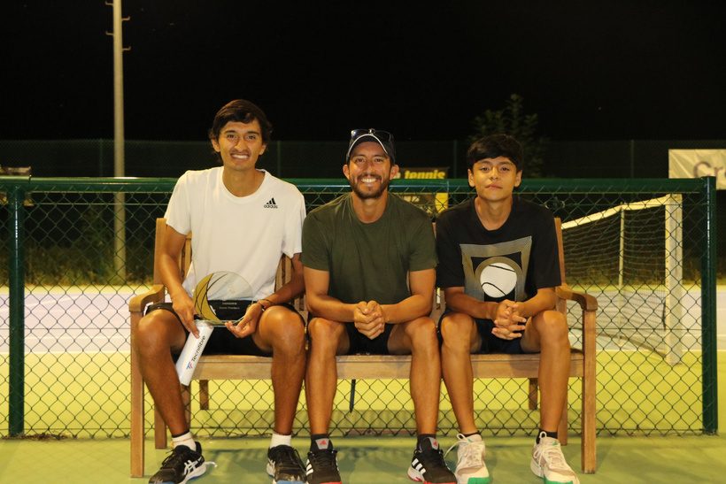 Jugadores colombianos con el trofeo al final de un torneo del circuito francés