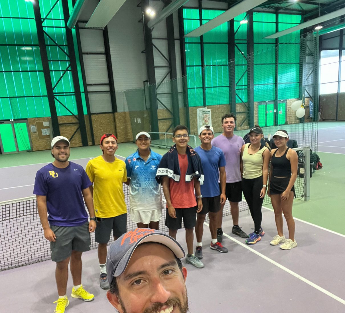 El grupo de jugadores reunido en la cancha cubierta del club en Francia