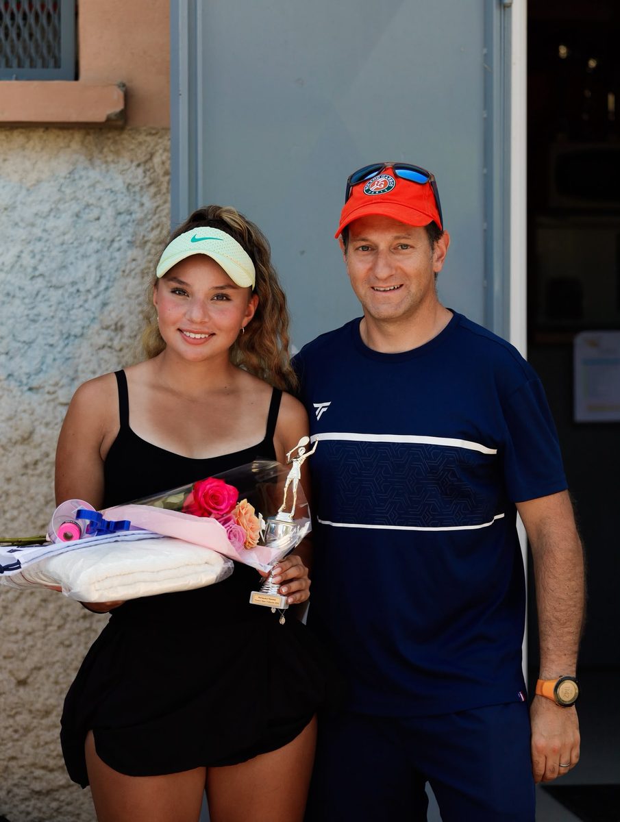 Jugadora con su trofeo al final de un torneo