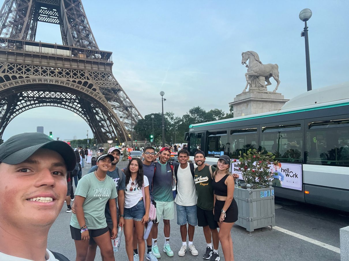 El grupo frente a la Torre Eiffel durante el recorrido por París