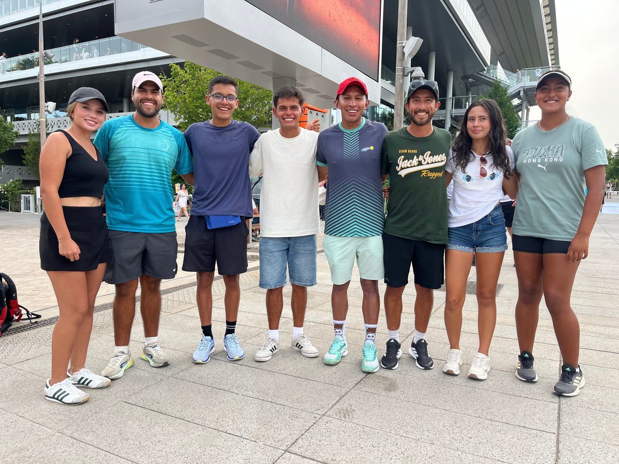 Grupo de jugadores colombianos en el complejo de Roland Garros, en París