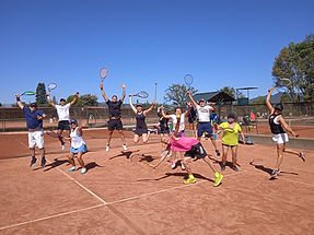 Grupo de jóvenes en un entrenamiento de tenis